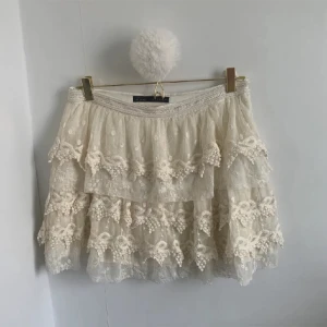 Zara kjol - Säljer denna jättefina kjol från Zara. Endast använd fåtal gånger, lånade bilder. Tryck gärna på köp nu, frakt ingår ej 💕💕