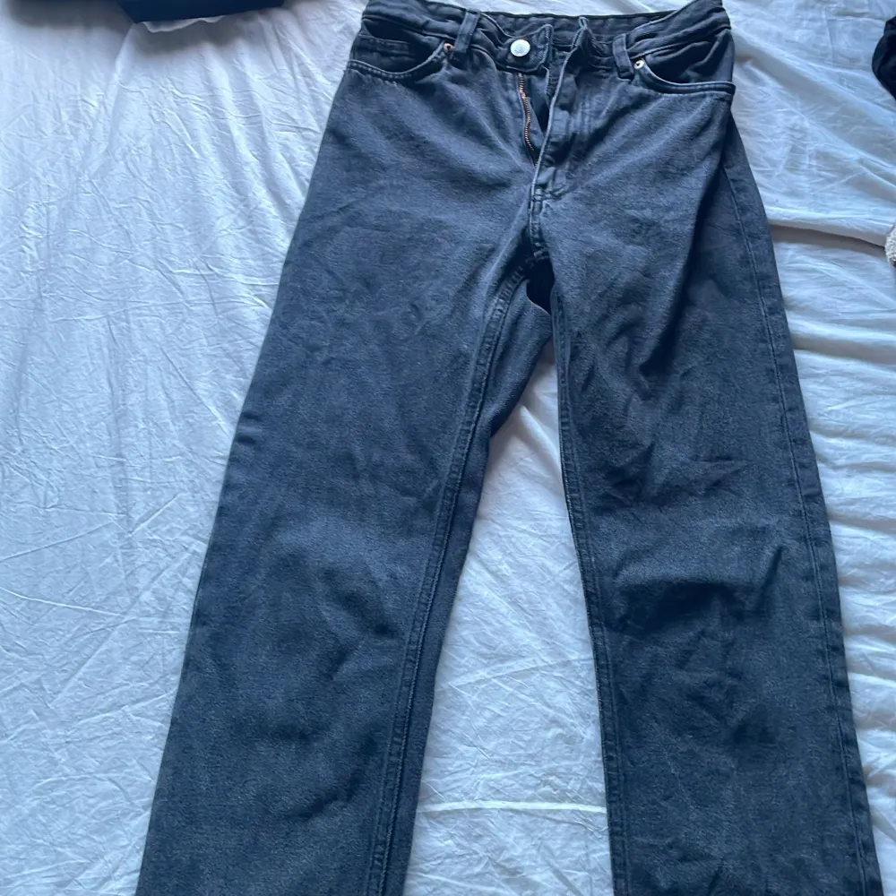 Fina raka/inte för breda svart/gråa jeans från monki som är högmidjade som tyvärr blivit för små och är i storlek xs. Jeans & Byxor.