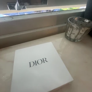 Dior spegel  - Säljer min mini dior spegel då den inte kommer till användning längre. Perfekt att ha i väskan