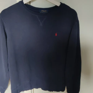 Ralph Lauren tröja  - Polo Ralph Lauren tröja mörk blå, den är i jätte bra skick säljer pågrund av att den har blivit för liten 