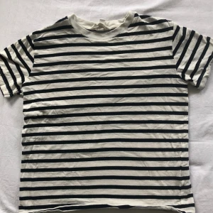 T-shirt  - Säljer den här supersöta t-shirten i storlek xs från h&m💗