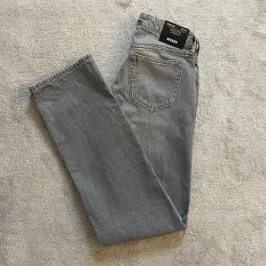 Helt oanvända jeans från Weekday i storlek 25/34. Köparen står för frakten🩶