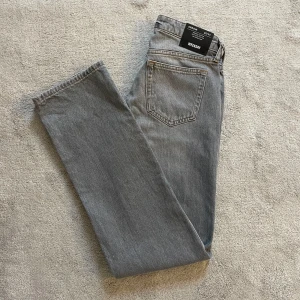 Lågmidjade jeans  - Helt oanvända jeans från Weekday i storlek 25/34. Köparen står för frakten🩶