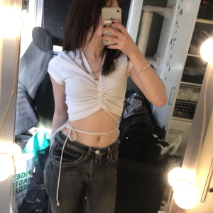 Vit tröja - En vit jättefin tröja som jag dock säljer billigt då den har någon fläck i armhålorna, de syns knappast men jag tror att de är en typ deo fläck?