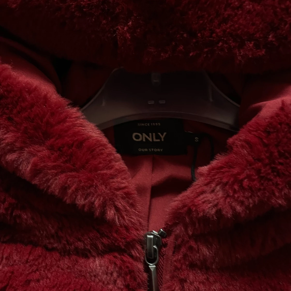 Vinröd pälsjacka  - 90