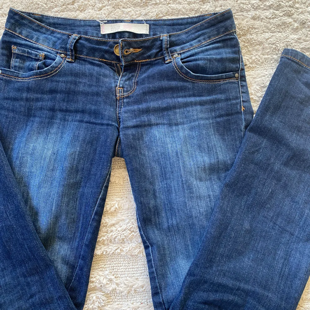 Supersnygga mörkblå jeans som är lågmidjade. De är utsvängda nertill!. Jeans & Byxor.