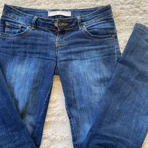 Supersnygga mörkblå jeans som är lågmidjade. De är utsvängda nertill!
