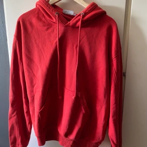 Hoodie, weekday  - Hoodie ursprungligen från weekday. Köptes secondhand från herravdelningen. Passar mig även att jag är L/XL i överdelar. Säljer då jag inte får användning för den. Finns på flera sidor. Köparen står för frakten.