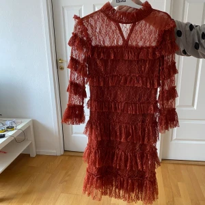 Klänning - Storlek S. Använd 1 gång. Säljs pga kroppsförändring. 