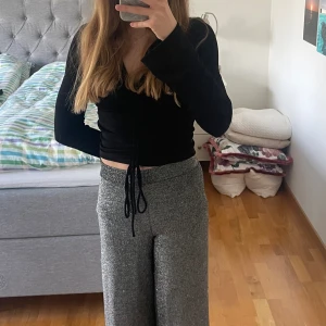 Glitterbyxor - Säljer dessa silver Glitterbyxor då dem är för små för mig. Byxorna är i storleken 158 och ifrån KappAhl. Byxorna har lite trådar som sticker ut längst nere vid byxändan. Kommer troligtvis från att jag fastnat i något.