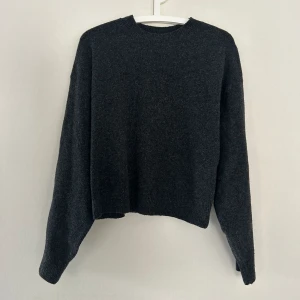 Grå stickad tröja - Fin grå stickad tröja från weekday. Skriv för mer bilder