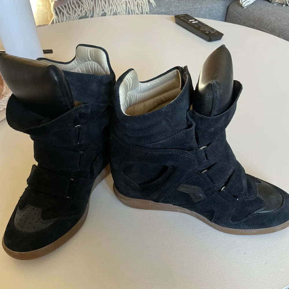 Isabele Marant Bekett Suede sneakers skor svarta i storleken 37. Använda ca 5 gånger men tyvärr är dom lite små för mig. Dom är super snygga, i jätte fint skick och ser knappt använda ut. kompletta med dustbags och kartong. Nypris 5900 kr. . Skor.