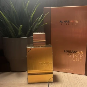 Al haramain amber oud gold edition - Den luktar väldigt sött och fruktigt vilket passar perfekt nu till sommaren och våren☀️🏖️ det är en dupe av erba pura, säljer i 5ml eller mindre.