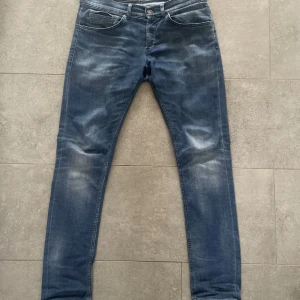 Dondup jeans - Dondup George, säljer mina dondups som e tvär feeta. Köpta för 3400 för 3 månader sedan. Skicket är bra och har tags