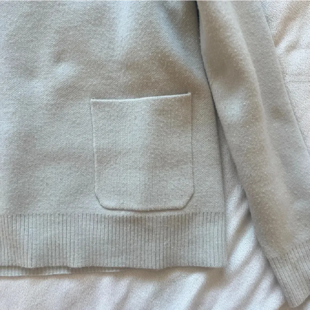 En beige tröja från Carin Wester❤️ sällan använd så den är i ett bra skick utan hål eller fläckar! Storlek xs❤️. Tröjor & Koftor.