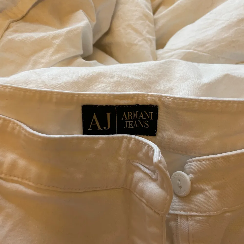 Säljer dessa vita Armani jeans då dem inte passa mig ): Bootcut modell🫶🏼 Köpta för 1000 kr secondhand säljer för 200 inklusive frakt då ja bara vill bli av me dem🤚🏼 Storlek L men är definitivt en M🎀 . Jeans & Byxor.