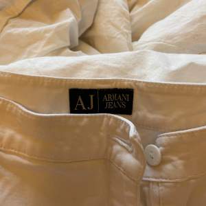 Säljer dessa vita Armani jeans då dem inte passa mig ): Bootcut modell🫶🏼 Köpta för 1000 kr secondhand säljer för 200 inklusive frakt då ja bara vill bli av me dem🤚🏼 Storlek L men är definitivt en M🎀 