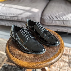 Lackskor - Svarta lackskor, använda en gång. Orginalkartong finns kvar.