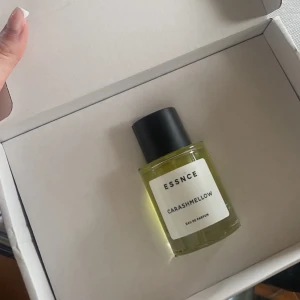 Parfym - essnce - Fick hem min Carashmellow idag (dupe på bianco latte) tyvärr ingen doft för mig. Därav säljs den för 350 kr, kan mötas upp / leverera den i Helsingborg. Endast testad med ett sprut. 🥹