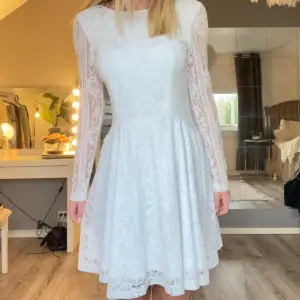 Säljer denna fina vita klänningen från Lindex i storlek xs. Perfekt till skolavslutning eller student💗