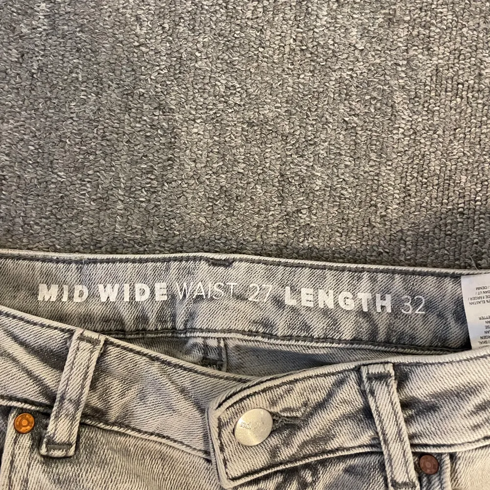 Fina jeans från Bikbok, strl W27 och L32. Säljer de för de kommer aldrig till användning så de är i fint skick.  Hör av er vid frågor!. Jeans & Byxor.