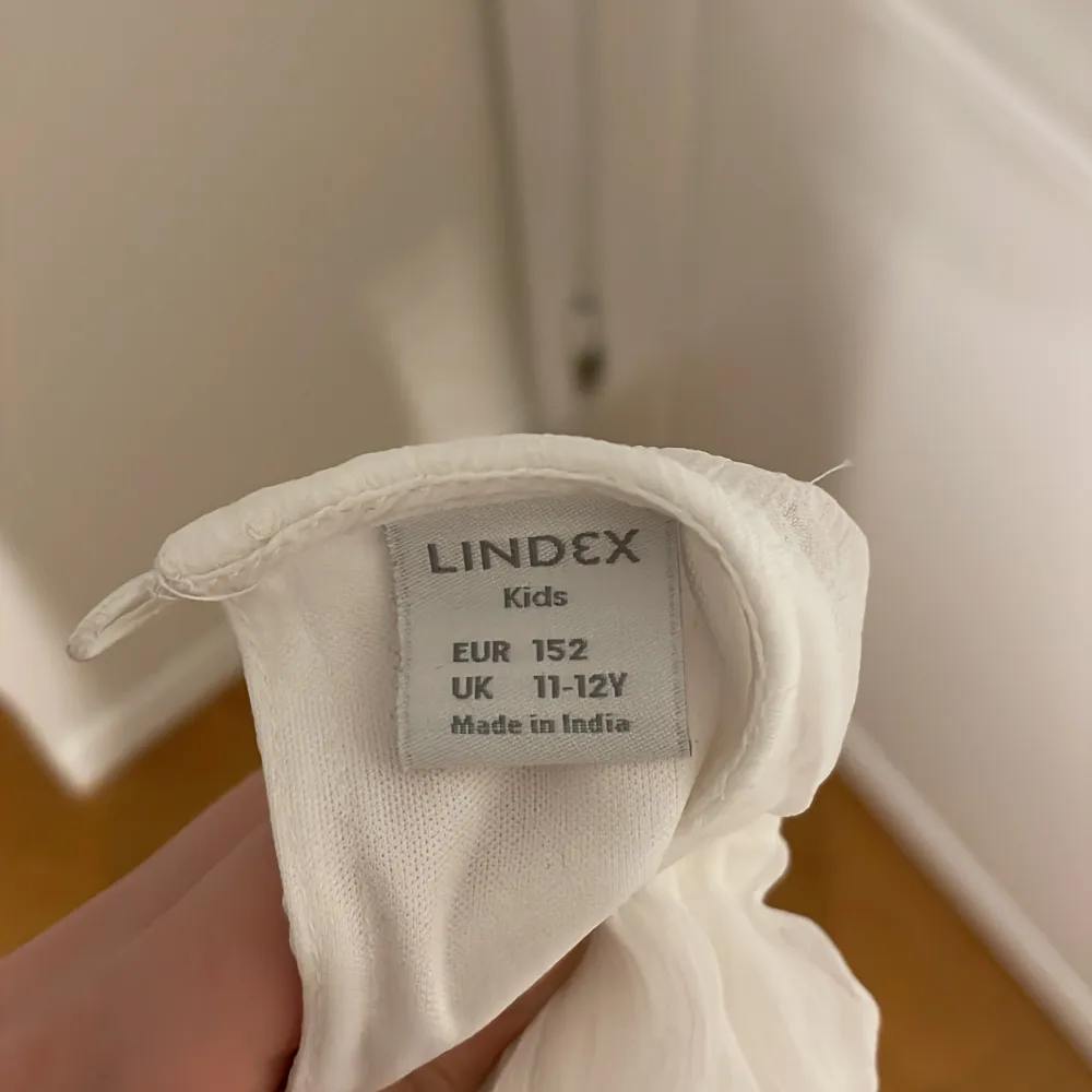 Säljer en vit blus i nyskick, använd 1/2 gånger. Är ifrån Lindex i storlek 152 11-12 år och passar mig som är 1,59 cm lång. Frakt från 24 kr. . Blusar.