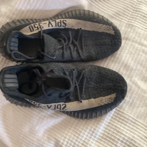 Yeezy 350 - Storlek 39 skick 8/10 pris kan diskuteras men kommer börja med 500