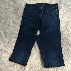 Gstar Jeans - Lådmidjade Gstar byxor med detaljer på  backfickorna💓  