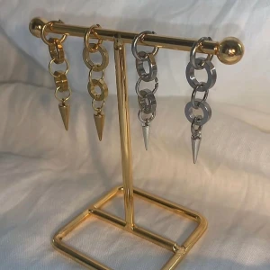 Örhängen  - Jättefina egen gjorda örhängen.  Köp för 99kr/st  Eller  185kr/par  Modell 099