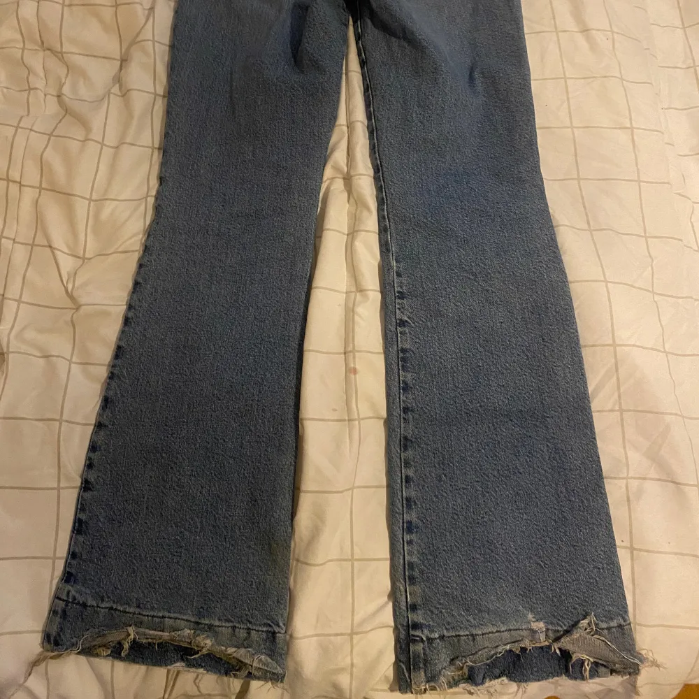 Säljer den jeansen , är 160 cm och det är lite för långt ifrån mig ☺️ fråga mer bilder innan du tycker köp❤️. Jeans & Byxor.