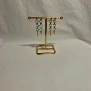 Örhängen  - Super fina örhängen! Finns i silver och guld.  Köp för 119kr/st Eller 199kr/paret. Modell 115.  Smyckes ställningen finns även att köpa för 299kr!