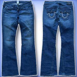 Ett par jätte fina bootcut, lågmidjade True Religion jeans i ett jätte fint skick! Med specilla designade bakfickor! Hör av dig ifall du har frågor!😊
