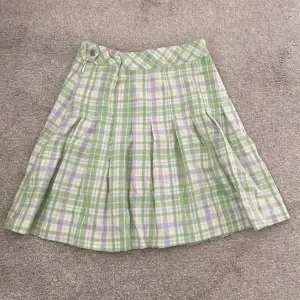 Ljus grön kjol, nyskick och jätte fin till sommaren! ☀️ i storlek 146-152 från Lindex 