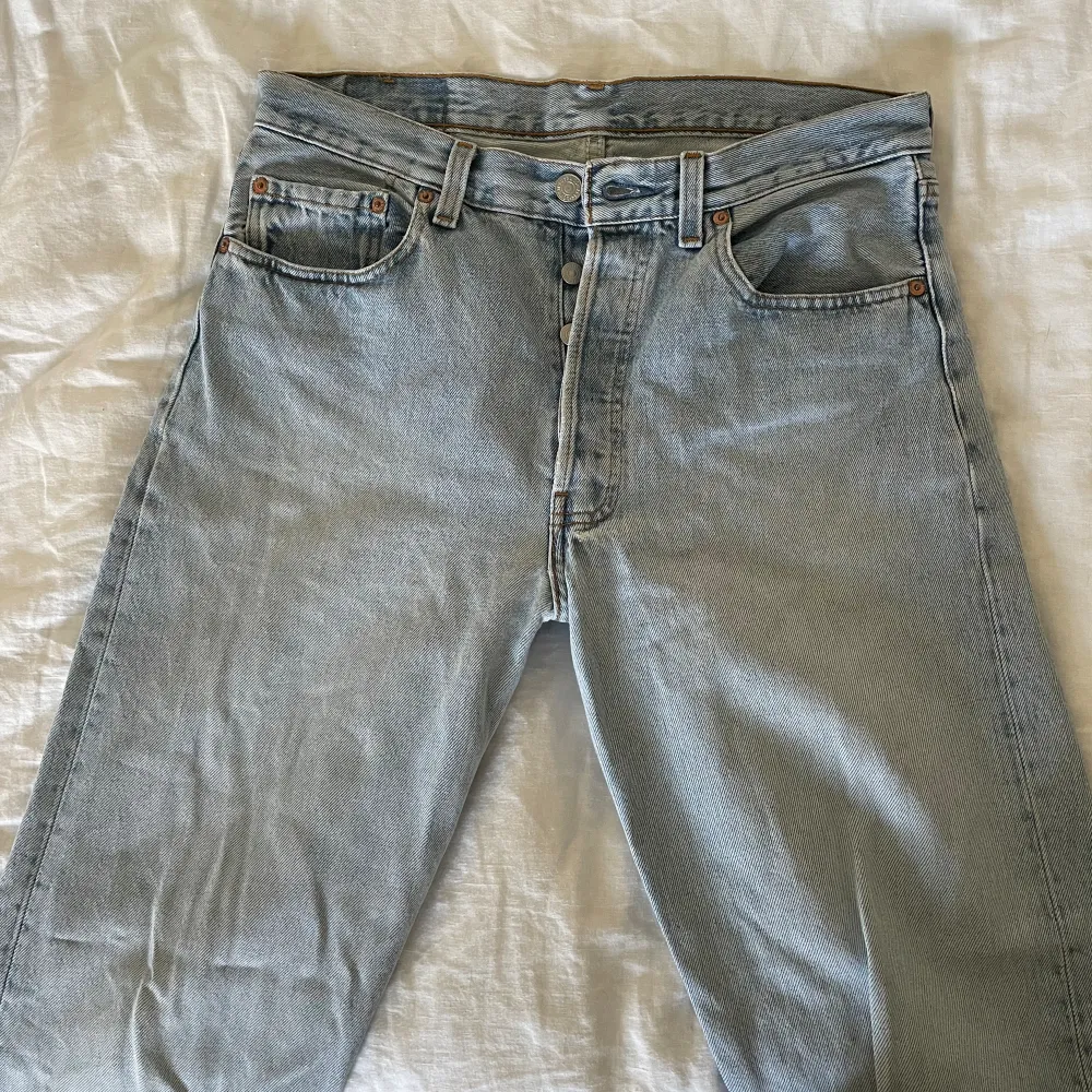 Ljusblå jeans från Levis köpta secondhand på Humana. Bra skick!. Jeans & Byxor.