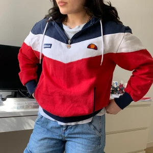 Ellesse hoodie - A colorful hoodie that stands out! Looks  really nice with most pants and layers well with a shirt under it