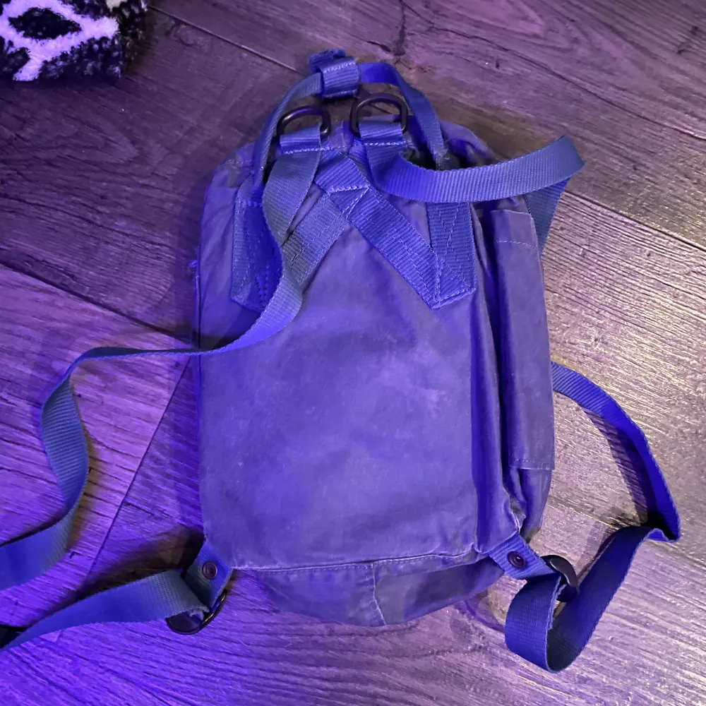 En Fjällräven Kånken mini ryggsäck.    Lite solblekt och annars utan fel:)). Väskor.