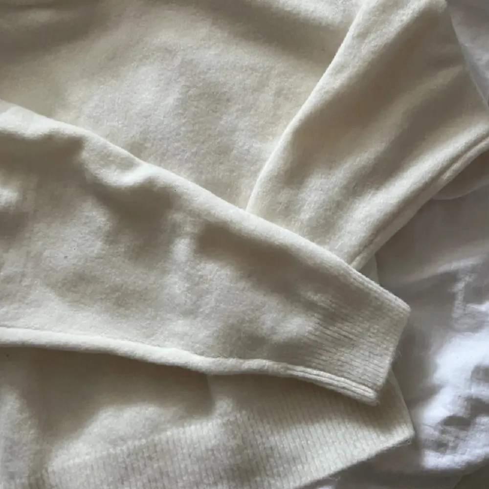 Säljer den här vita stickade tröjan från zara! (Lånad bild) . Tröjor & Koftor.