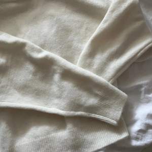 Säljer den här vita stickade tröjan från zara! (Lånad bild) 