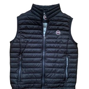 Colmar väst - Nu säljer vi en väldigt fet Colmar väst i 9/10 skick, vill du ha mer bilder eller info är det bara att skriva 😊