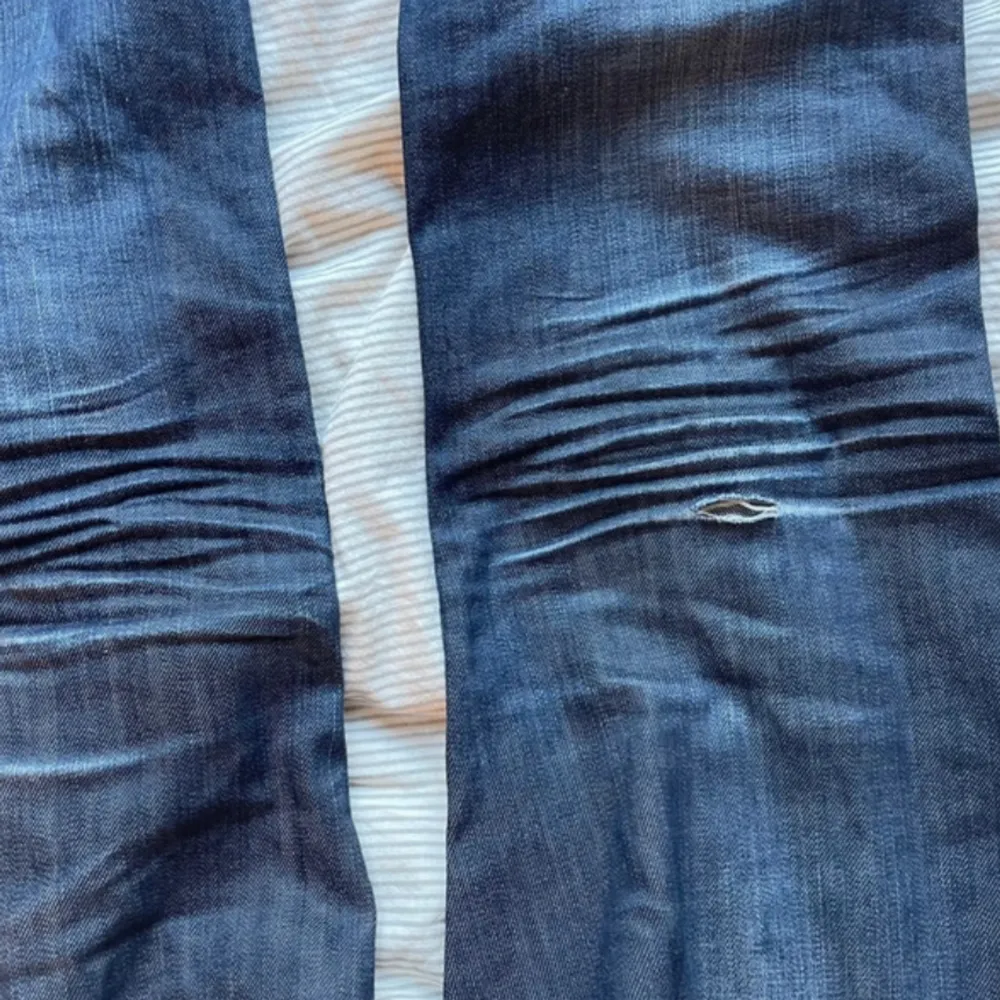 Jättefina jeans, köpta på secondhand och hyfsat skick men lite slitna, kolla bild 3. Jeans & Byxor.