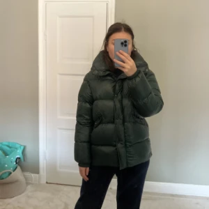 Peak Performance Clara Jacket - Intressekoll på min fina Peak Performance Clara jacka i mörk grönt. Super fin färg, och passar allt ifrån XS-L beroende hur man vill ha den i modellen. Jackan är en storlek S. Varm och tät!   Nypris är ca 5.000