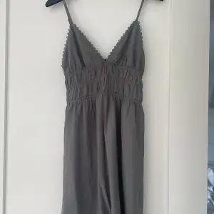 Jätte fin klänning köpt från Zalando. Linnematrial och använd en gång. Säljer då den tyvärrr inte kommer till användning 🤗