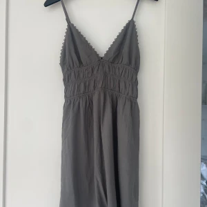Linne klänning  - Jätte fin klänning köpt från Zalando. Linnematrial och använd en gång. Säljer då den tyvärrr inte kommer till användning 🤗
