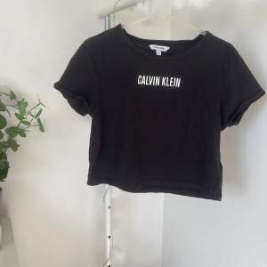 Calvin klein T-shirt i storlek 146-152, lite kort då den därför passar perfekt ovanpå ett linne.priset kan diskuteras.  