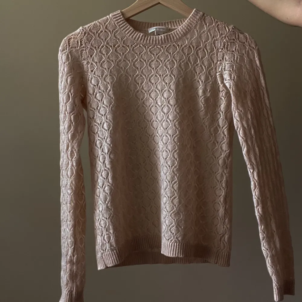 Cashmere Knit Sweater by Marc Jacobs Light Pastel Pink  Model is 160cm (5”3) and generally fits XS/S.  Tagged Size XS  100% Cashmere  Excellent Condition. Stickat.