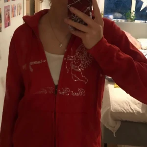 Hoodie  - Säljer min best yet to come hoodie. Köpt för 200 här på Plick och säljer då den inte passade som jag ville. Om ni har frågor så är det bara att fråga på, puss puss💋