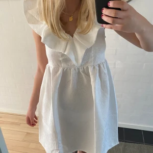 Klänning - Väldigt fin studentklänning, tyvärr för liten för mig därför ej använd!