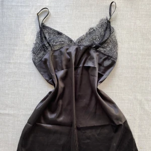 Coquette nattlinne - Fint nattlinne köpt på Beyond Retro. Lite skrynkligt efter att ha varit vikt, annars inga defekter :)