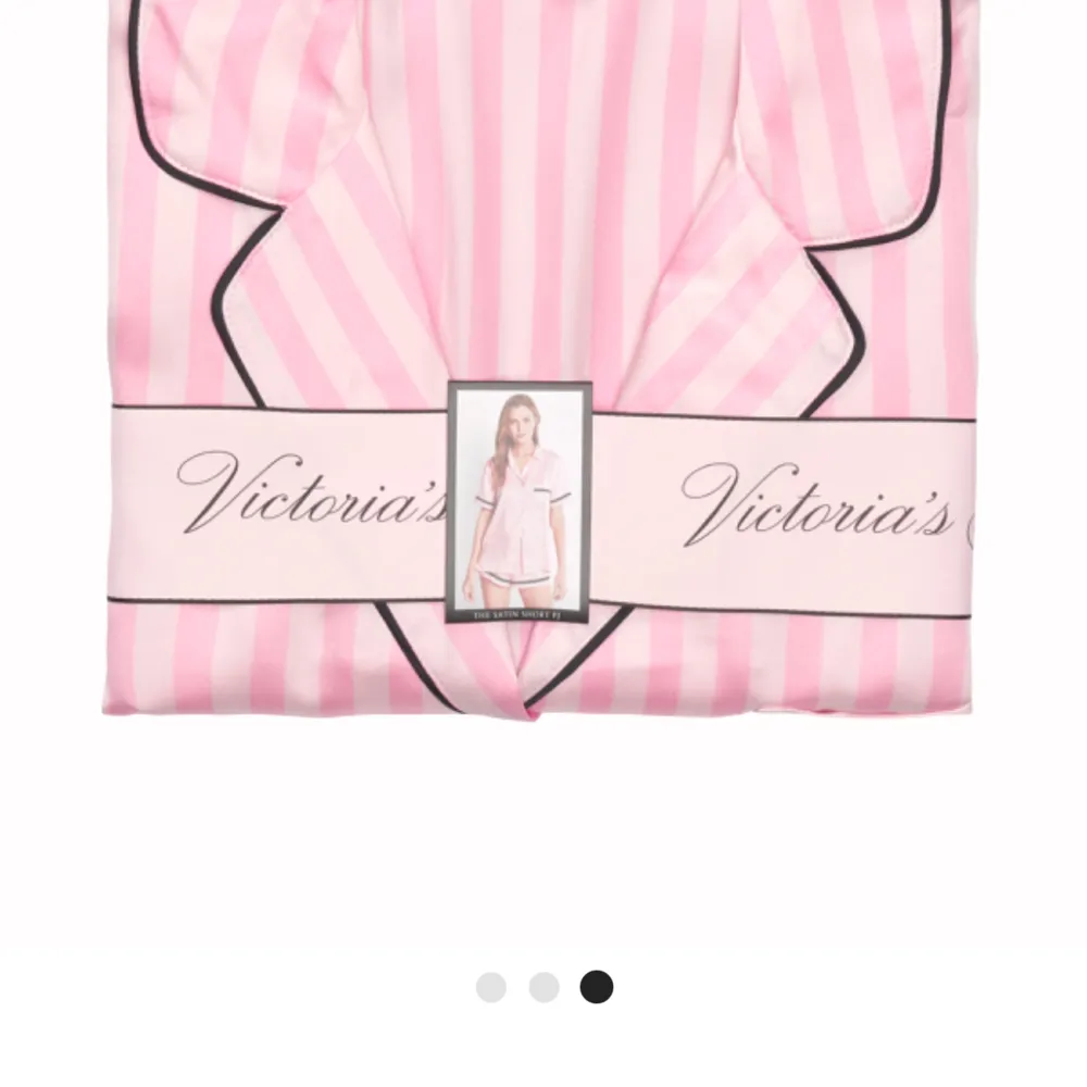 Intressekoll på min Victoria Secret pyjamas. 😍Knappast använd skjortan är från vs och byxorna från aminu. . Blusar.