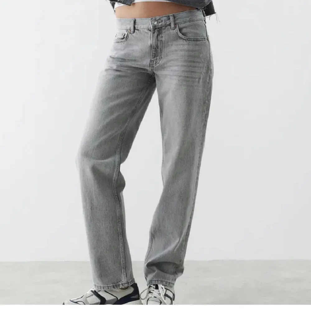 Grå raka midwaist jeans. Har använts ganska mycket men sparsamt så det finns inga defekter. Nypris 500kr säljer för 300kr. Jeans & Byxor.